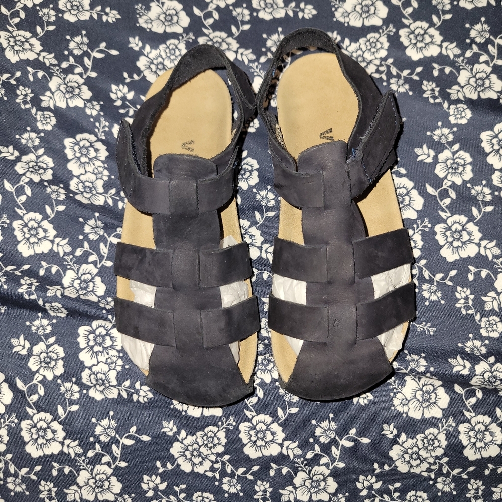 Boys like new Leather Navy Sandals size 12